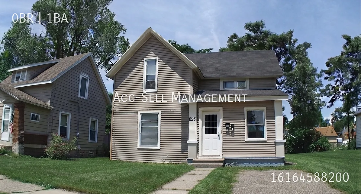 1st Floor 1BR/1BA Studio near Downtown GR at 825 Evergreen St SE West side, Grand Rapids, MI, 49507 — Photo 1