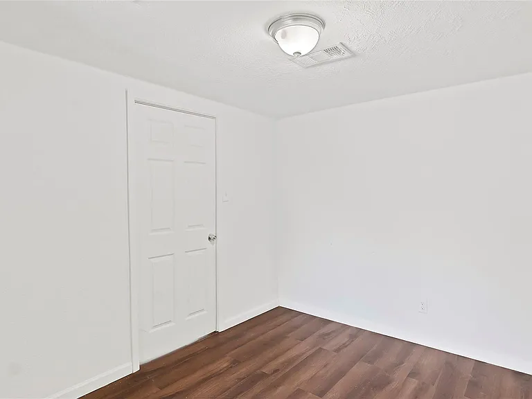 410 Clinton Park St — Photo 7