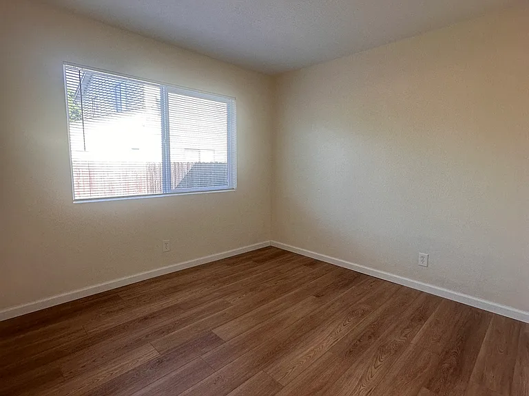 1930 L Ellenburg St — Photo 2