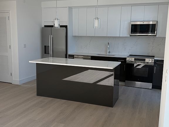 4th image of 7713 River Rd #1016