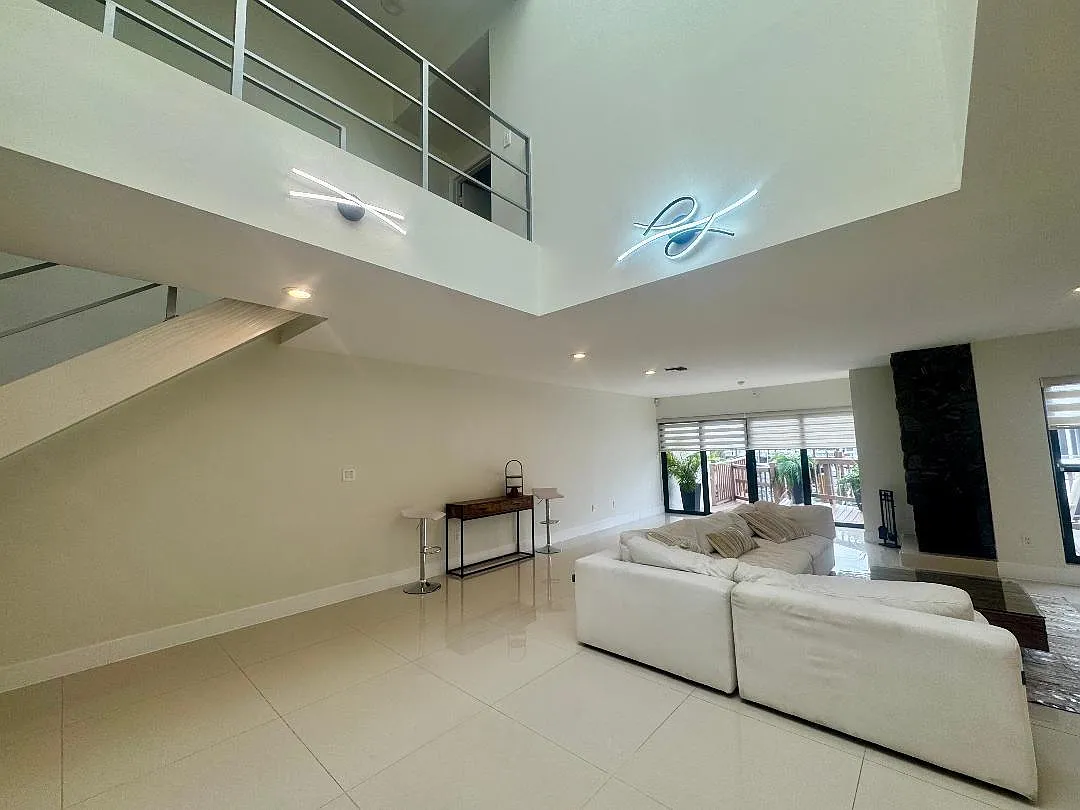 Enclave building 1 — Photo 4