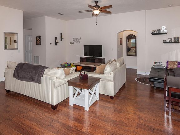 4th image of 2481 Royal Pointe Dr