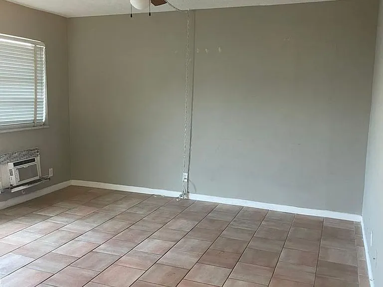 702 N L St #13 — Photo 6