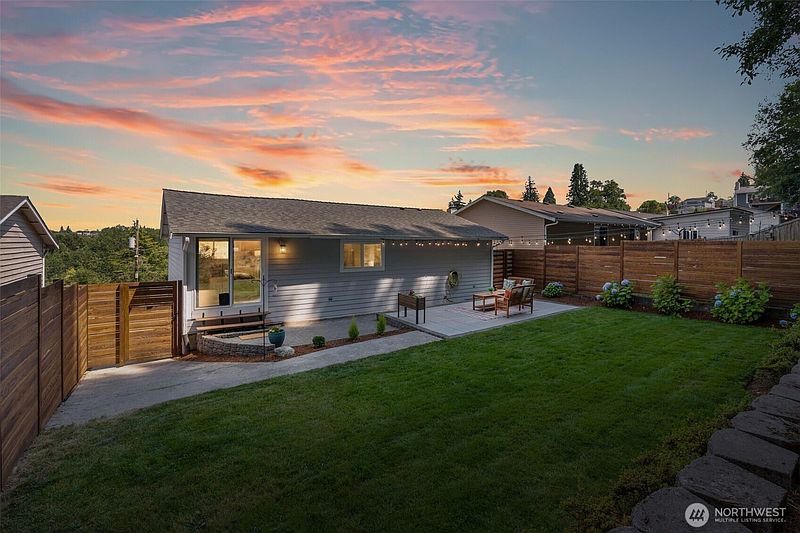 3rd image of 5423 31st Avenue SW