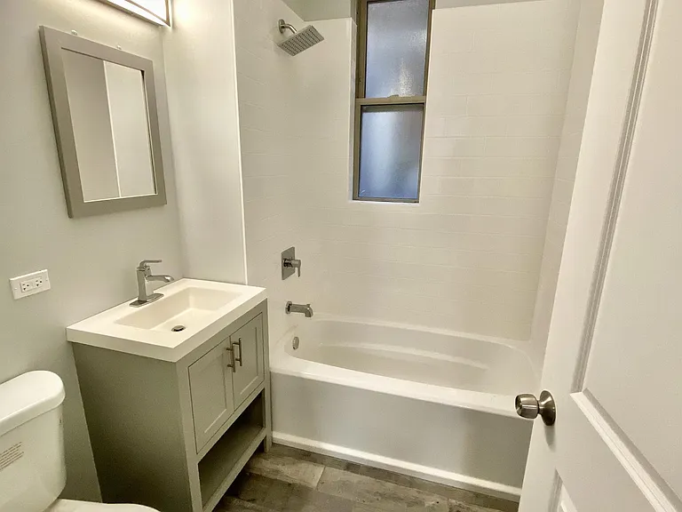 2027 N Sheffield Ave — Photo 2