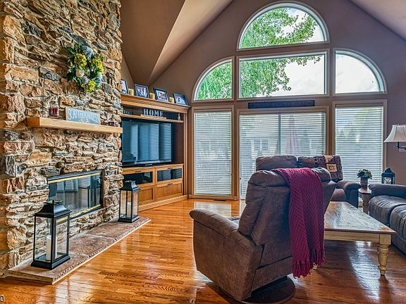 5th image of 20 Red Oak Dr
