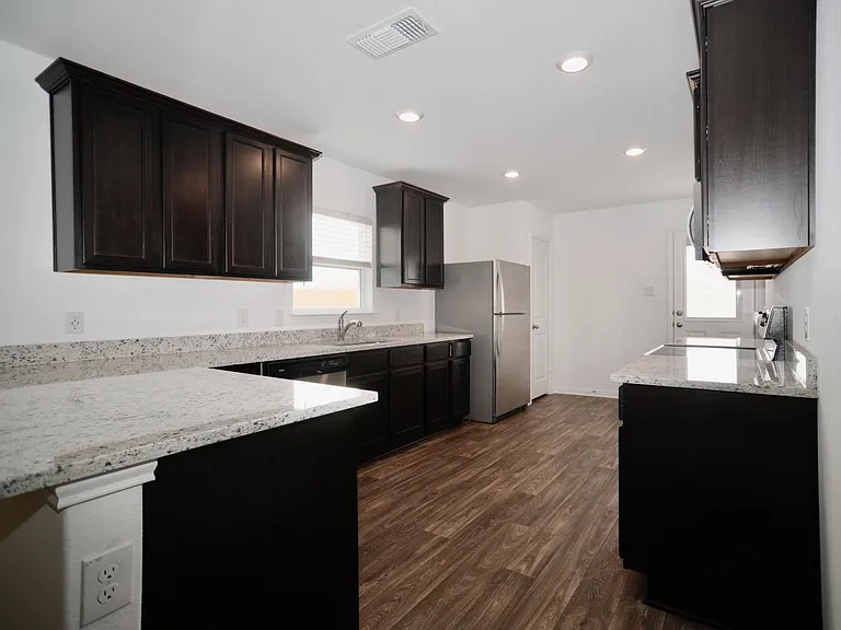 136 Maywood Ln — Photo 4