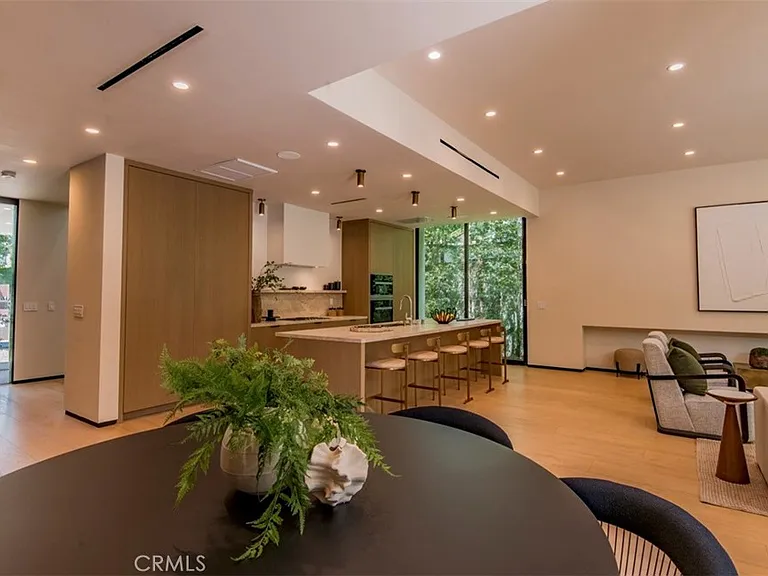 9018 Dorrington Ave — Photo 16