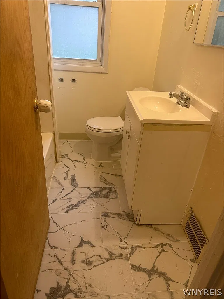 3 bed, 1.0 bath, 1328 sqft, $1,600 — Photo 4
