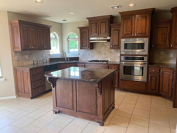 Beautiful Kitchen w/ Bar Area, Stainless Appliances