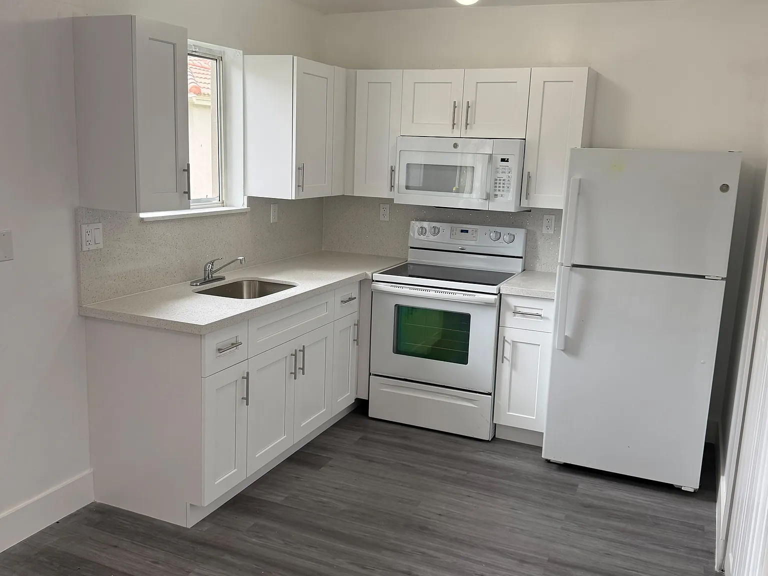 3 bed, 1024 sqft, $2,145 — Photo 4