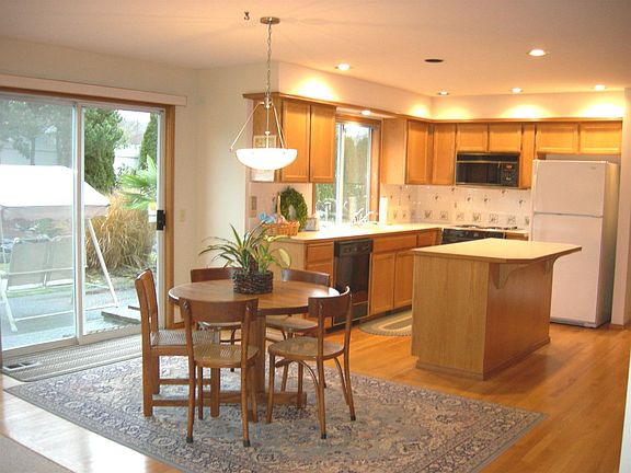 Gourmet kitchen with eating island & hardwood floors