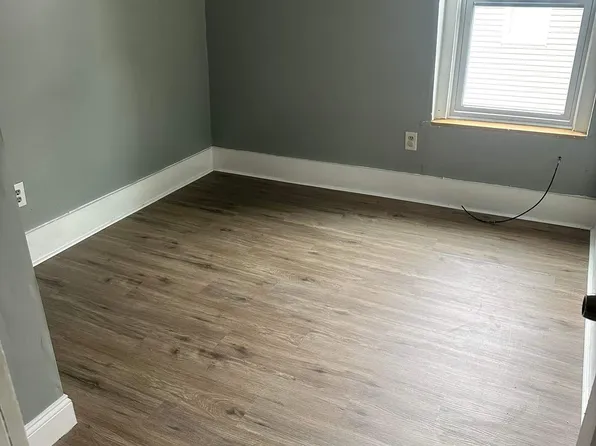 27 Russell St APT 1, Worcester, MA 01609