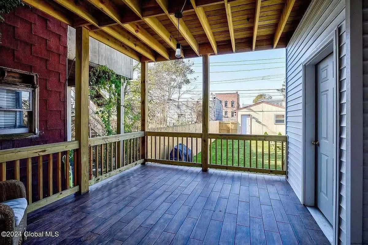 2 bed, 1.0 bath, 1100 sqft, $1,600 — Photo 2