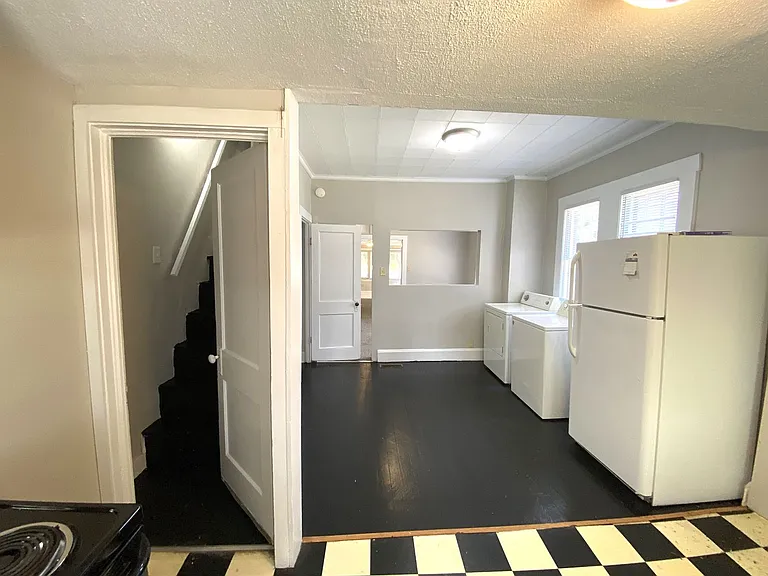 352 Bassett Ave — Photo 22