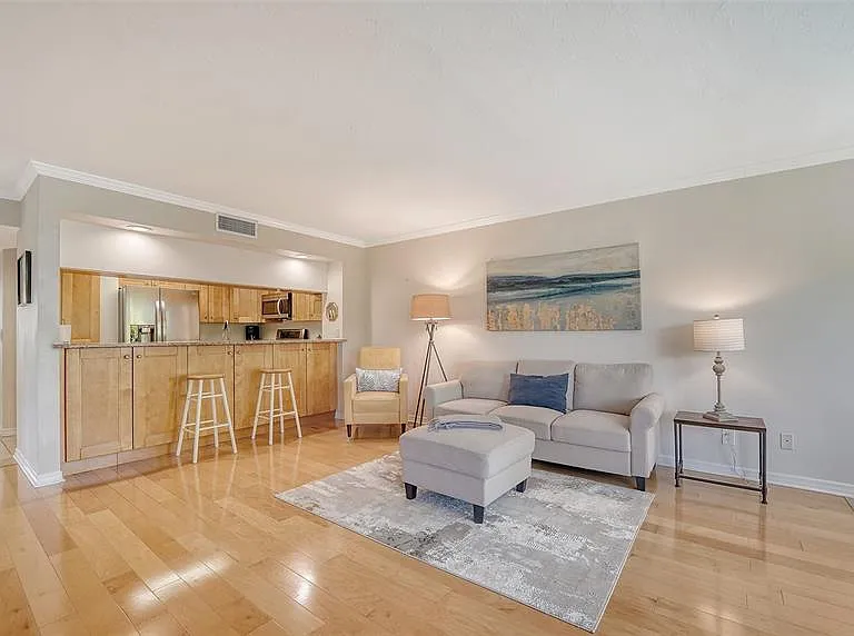 835 S Osprey Ave #201 — Photo 8