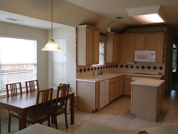Large kitchen and breakfast area.