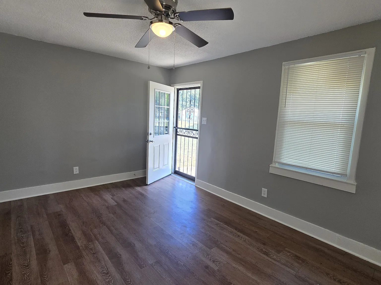 Charming 2-Bedroom, 1-Bathroom Home — Photo 4