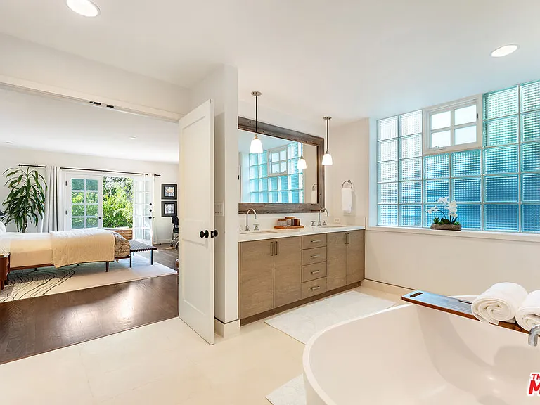 8926 Wonderland Ave — Photo 13