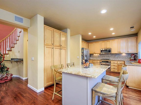 5th image of 180 Blackstone Dr