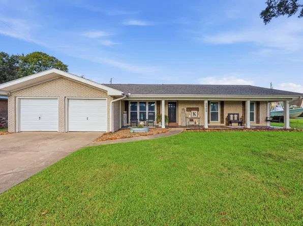 2800 Upton Dr, Port Arthur, TX 77642
