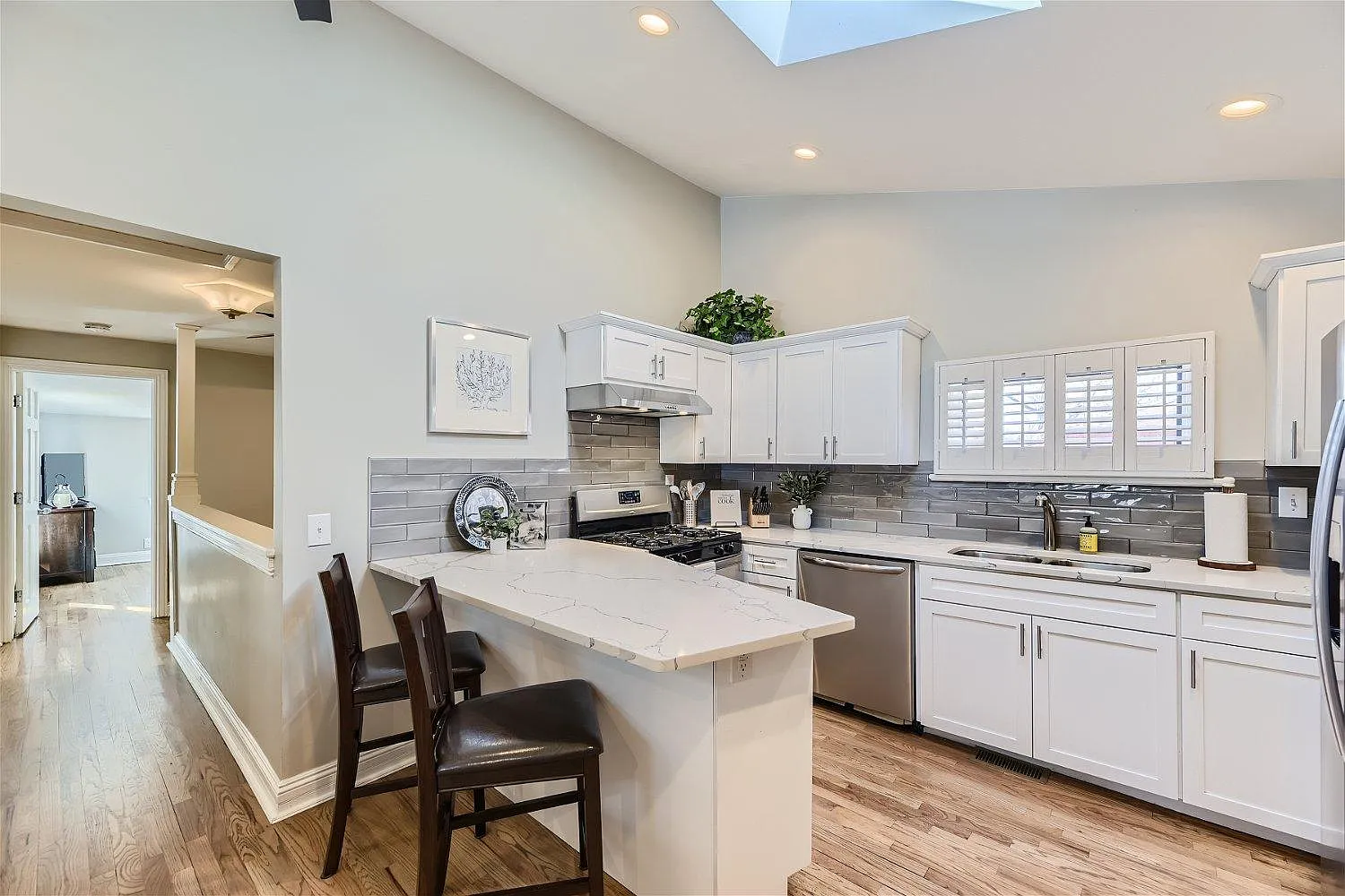 4 bed, 2600 sqft, $4,150 — Photo 2