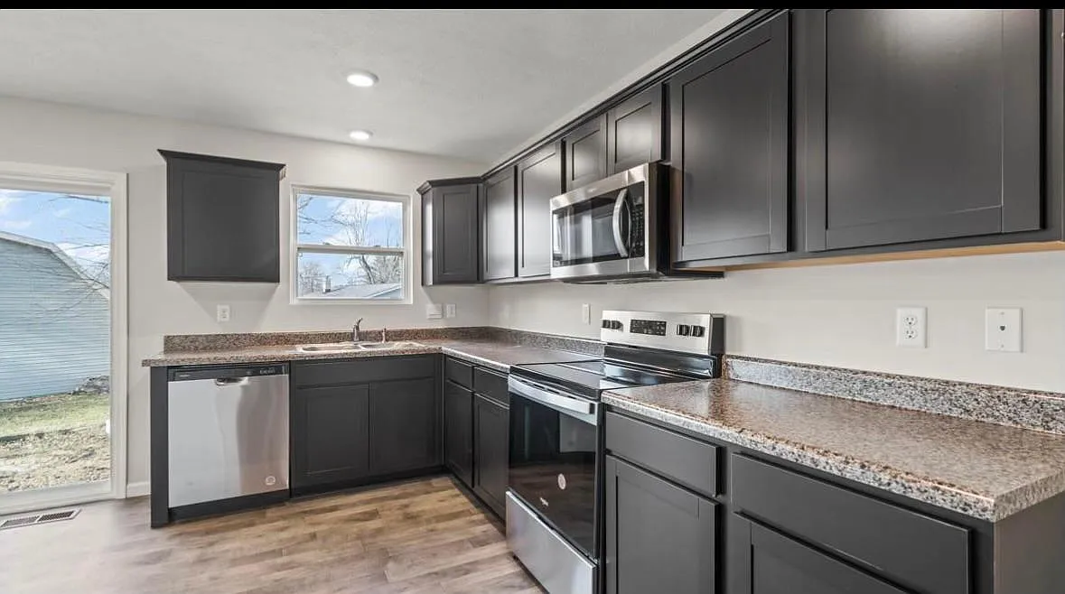 4 bed, 1732 sqft, $1,905 — Photo 2