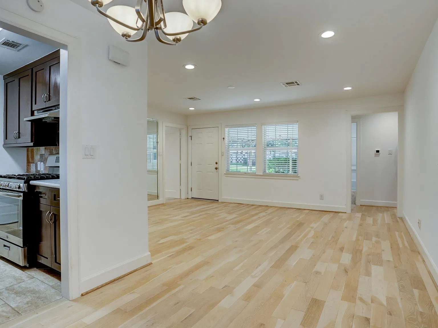 3 bed, 1.0 bath, 1286 sqft, $2,500 — Photo 3