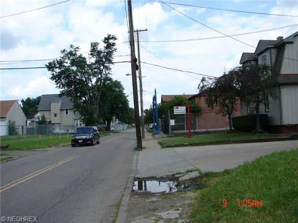 1408 Maple Ave NE, Canton, OH 44705