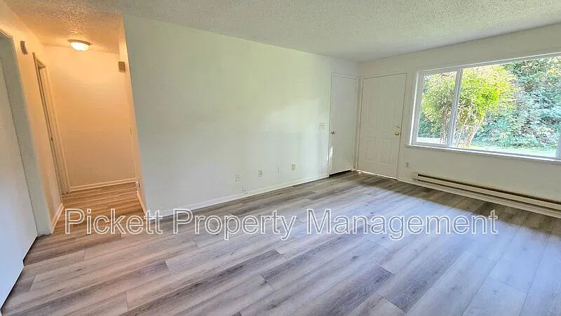 2 bed, 1.0 bath, 900 sqft, $1,600 — Photo 2