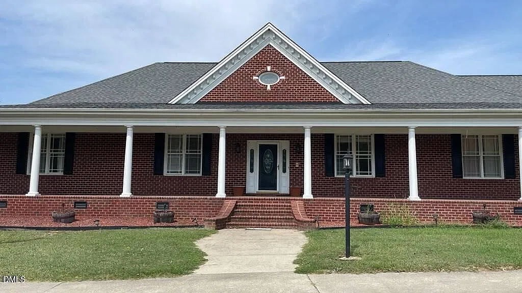 4 bed, 3.0 bath, 2588 sqft, $3,095 — Photo 2