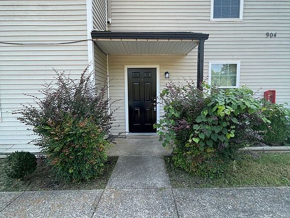 2nd image of 904 Kingsbury Dr APT B