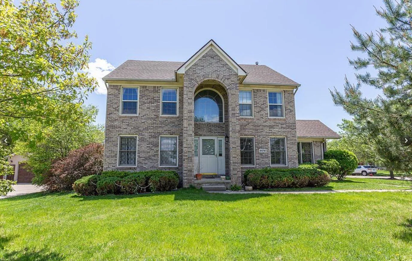 4 bed, 2.5 bath, 2518 sqft, $3,300 — Photo 1