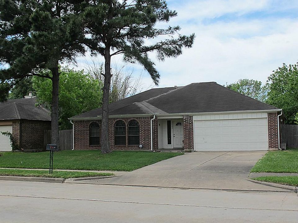 3BR home in Westland Creek Village has a split floorplan with great layout and spacious backyard. Gr
