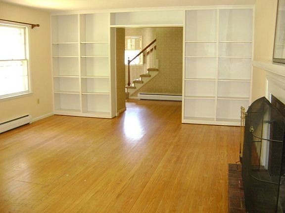 3rd image of 50 Wyndhurst Dr