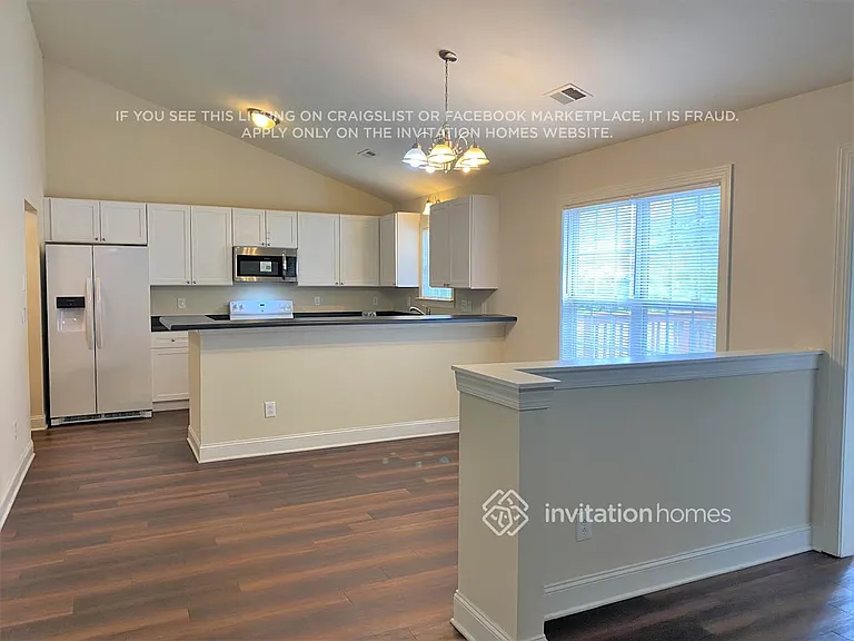 2420 Laura Dr — Photo 4