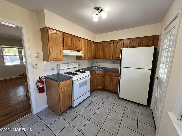 99 McLean St — Photo 8