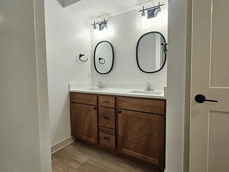 210 E Broadway St — Photo 18