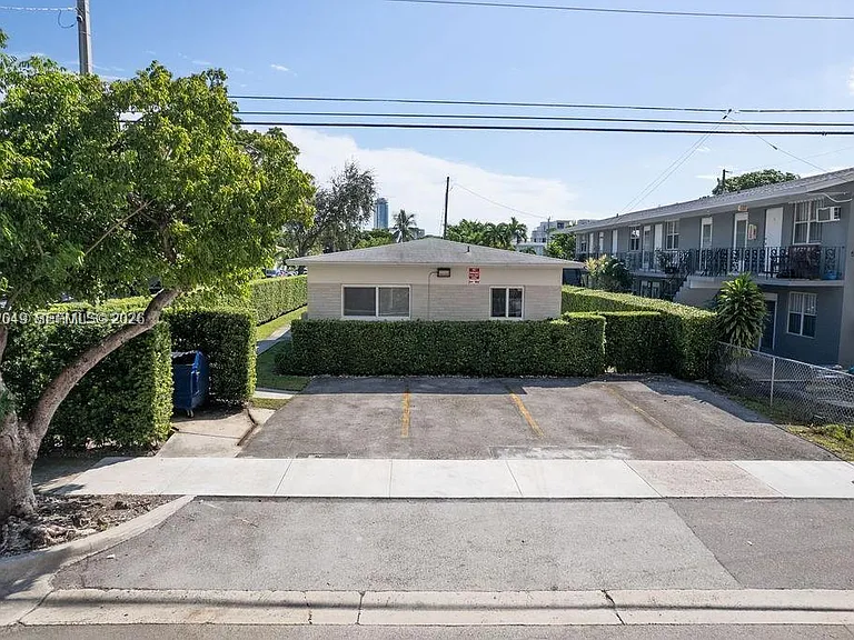 900 SW 5th Ave #3 — Photo 1