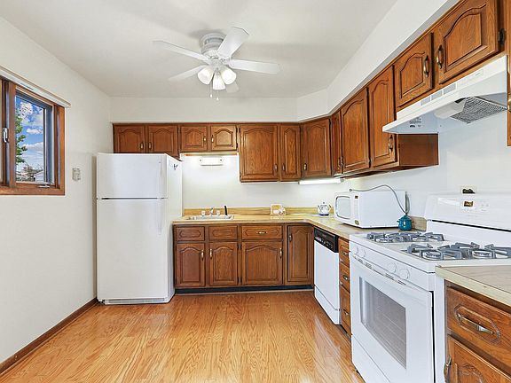 3rd image of 16711 Le Claire Ave