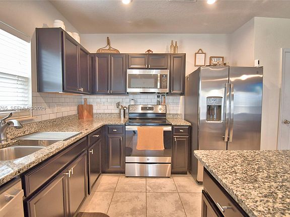 4th image of 542 Eagle Landing Blvd