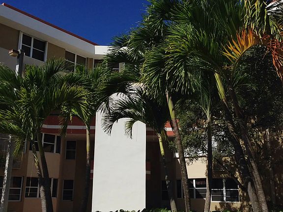 2nd image of Chalets De La Playa #302