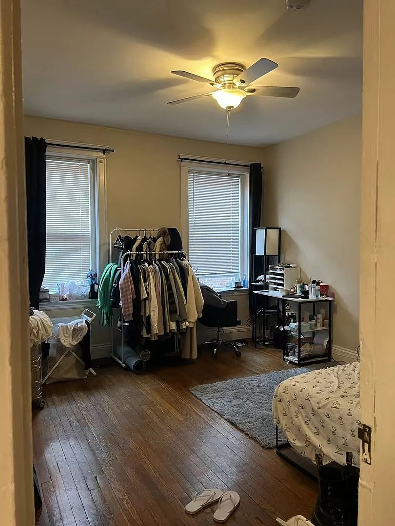 2 Bed Split (Or 1-Bed with Living Room) w Heat and Hot Water Inc! NEAR T — Photo 2