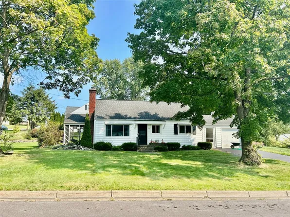 402 Colgate Dr, Endicott, NY 13760