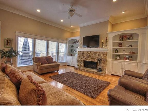 5th image of 121 Seabury Dr