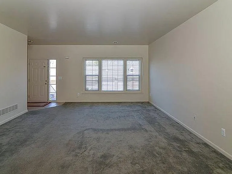 2076 Cloverly Ln — Photo 8