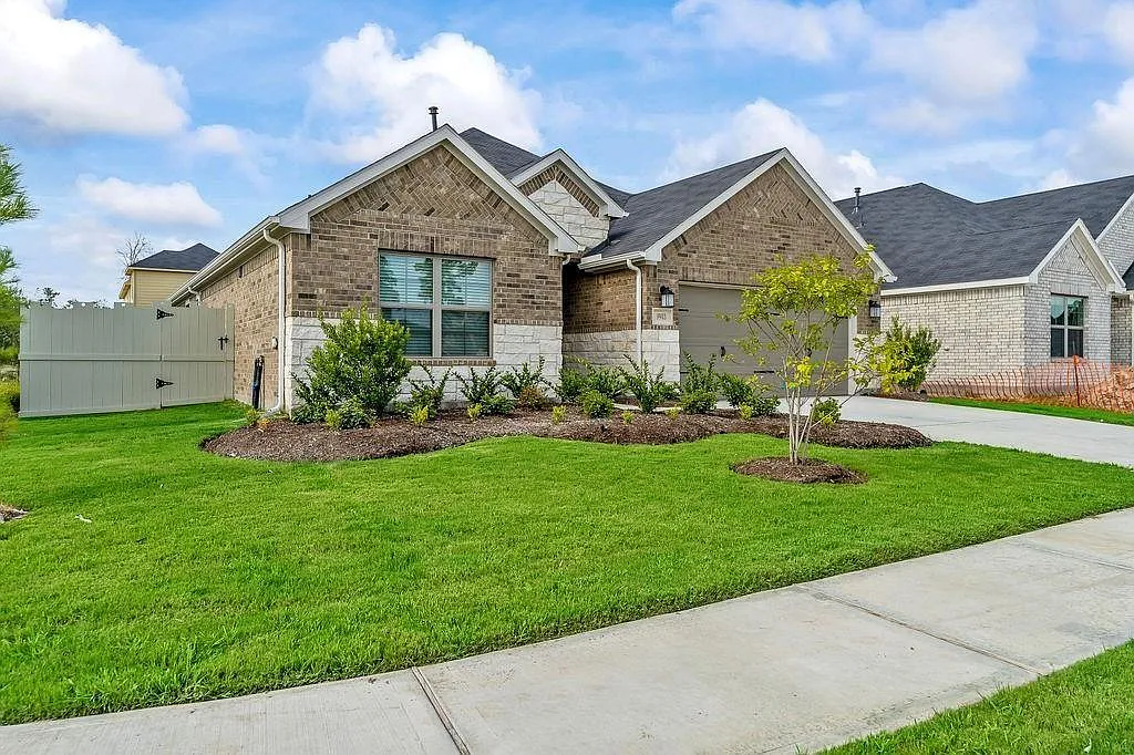 4 bed, 2.0 bath, 2000 sqft, $2,700 — Photo 2