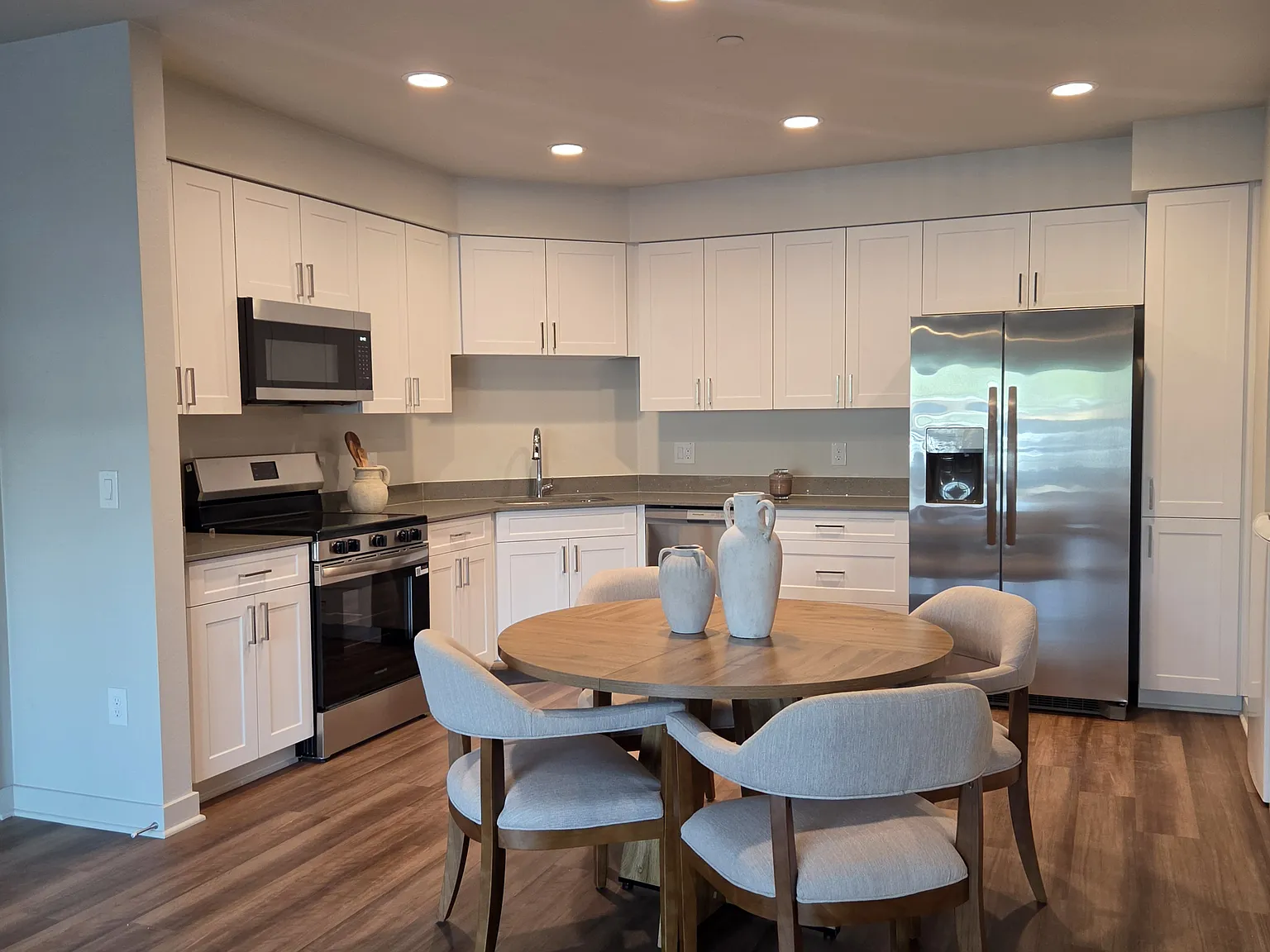 365 W Spruell Ave — Photo 2