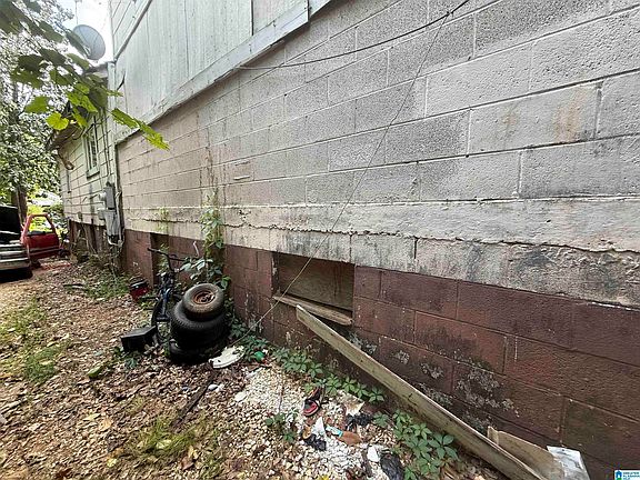 4th image of 2500 11th St E