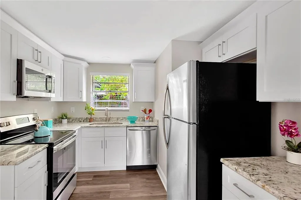 3 bed, 1.0 bath, 1048 sqft, $2,495 — Photo 4